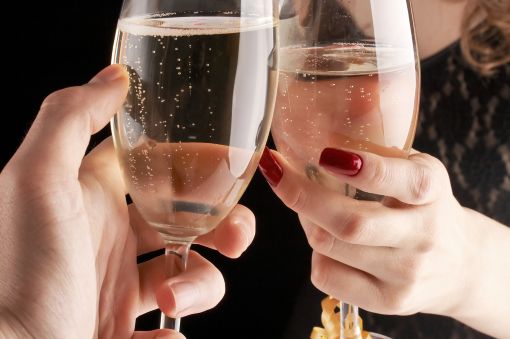 シャンパンで乾杯する男女の手