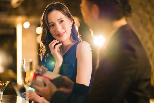 男性を見つめる女性