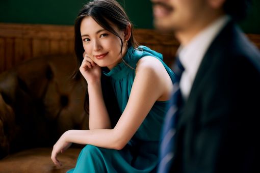 男性を見る女性